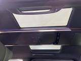 【ガラスルーフ】ガラスルーフ搭載で車内の解放感が一気にアップ!開放的なドライブをお楽しみいただけます。