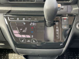 オートエアコン。運転席、助手席を温めるシートヒーターのスイッチです。