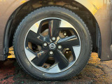 純正アルミホイール付!鉄ホイールと違って軽いので燃費・電費にも影響してきます。ガソリンの高騰に少しは貢献します!
