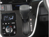 ハンドルに近い位置で運転席からも見やすく操作しやすいインパネシフト。パッと見ただけで、どのギアに入っているのかが判断しやすいところもイイですね!