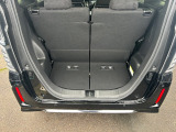 普段のお買い物に十分な広さのラゲッジスペースです。リアシートを倒せば大きな荷物も載せられます。