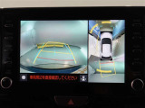 パノラミックビューモニター付きです。車両を上から見たような映像をモニター画面に表示。運転席からの目視では見にくい、車両周辺の状況をリアルタイムでしっかり確認できます。