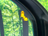 【ブラインドスポットインフォメーション】走行中、ドアミラーの死角になりやすい箇所に後続車が接近するとサイドミラー付近に警告を表示、ドライバーに注意喚起をしてくれます。