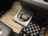 運転席からも助手席からも自由に使えるドリンクホルダー付。