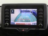 車両後方の映像を映すバックモニター。進路を確認しながら安全に車庫入れできます。