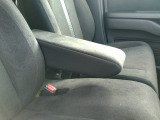アームレスト付きです。長距離ドライブもリラックスしていただけます!