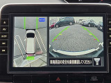 アラウンドビューモニター。上空から見下ろしているような映像で、スムースな駐車をサポートします。