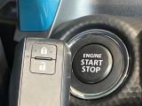 【キーレススタートシステム】カバンやポケットに入れたままでもドアの施錠・解錠が可能なスマートキーを装備。エンジンのオン・オフ時もカギを取り出す必要が無いからとっても便利です♪