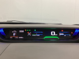 中央にデジタル表示のスピードメーターを配したハイブリット専用メーターになっています。左側のインフォメーション画面で燃費などの情報を確認できます。