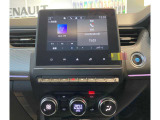 空調等はシンプルで操作性の良い物理スイッチとなり、Apple CarPlay ・Android Autot対応。オプションでルノー純正ナビも取り付け可能です。