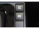 夜間など、静かに走行したい時に便利なモーターのみで動くEVモードへの切替えが出来ます。また、気分や走行状況に合わせてECO・NORMAL・POWERを選べるドライブモードセレクトも装備されています。