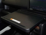 ナビ下のトレーを引き出せばテーブルに早変わり、休憩時に重宝します。