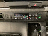 セレクトレバーの左上にオートエアコンがついてますので簡単操作で快適に過ごせます。シートヒータースイッチ内蔵で前席の左右別々に2段階で温度設定ができます。