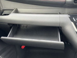 助手席グローブボックス上に収納付き!小物等を入れておくのにとても便利です!