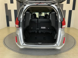 3列シートを畳むと沢山の荷物が積めます。スペースを広く有効にご活用いただけます。