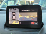 真上から見下ろすような映像で、車庫入れや縦列駐車時に、自車と駐車位置の関係をひと目で確認でき、スムースな駐車をサポート。