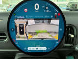 バックカメラ・サラウンドビューカメラ&パークセンサーはリバースシフトに連動し、センターモニター上へ切り替わります。死角にある障害物等を検知すると警告音でも知らせてくれます。
