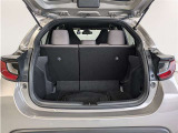 後席使用時でも、十分な荷室空間を確保しております