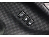 運転席のシートポジションを2か所記憶させることがシートメモリー機能が付いております。ボタンを押すと設定したシートポジションに自動で動きます♪