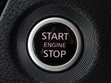 【プッシュスタート】キーが車内にあれば、エンジンの始動・停止はブレーキを踏んでスイッチを押すだけ!キーを取り出す手間を省き、ワンプッシュで操作するので簡単でスムーズ!