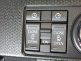 両側電動スライドドアになっています。
