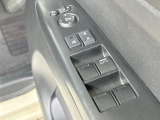 【電動格納ミラー】サイドミラーは電動格納式となっており、狭い駐車場でもキズがつくリスクを抑えられます。