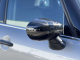 MINIの電動格納サイドミラーは、スイッチ操作でスムーズに開閉でき、狭い駐車場でも安心して扱えます。車体との一体感あるデザインで、利便性とスタイリングを両立した装備です。