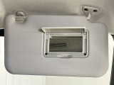 【運転席サンバイザー】鏡が付いているのでメイク直しなどにも便利★