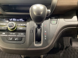 CVT車のセレクトレバーです。低速から高速まで、変速ショックのないスムーズな走りを実現するとともに、エンジン効率のよい領域を維持することで燃費にも貢献します。