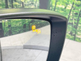 【ブラインドスポットモニタリング】走行中、ドアミラーの死角になりやすい箇所に後続車が接近するとサイドミラー付近に警告を表示、ドライバーに注意喚起をしてくれます。