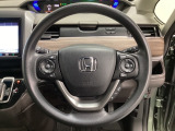 ハンドルにHondaセンシング系のクルーズコントロールやレーンキープアシストなどのスイッチと、オーディオの操作スイッチが装備されています。ハンドルから手を離さず安全に操作できます。