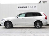 ボルボのフラッグシップモデルでありながら、7人乗りのSUVとしてファミリーからの人気も高いXC90です 新型では前輪の位置を前に伸ばし、安定感のあるどっしりとしたフォルムを得ました