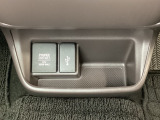 アクセサリーソケットはUSBのアダプターなどをつければ、スマホの充電にも使えます。横にはナビゲーション用の外部入力可能なUSB端子がついており、周辺には物が置けるボックスがついています。