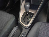 操作が楽なフロアシフトです、レバー式パーキングブレーキで足元インパネ周りもすっきりしています。