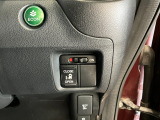【リア片側パワースライドドア】リモコンなどで自動開閉。Hondaスマートキーを携帯していれば、軽い力で解錠とドアオープンが行えます。半ドア状態まで閉めると、自動的に全閉する機能付き。
