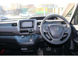 ハンドルには左側にオーディオのコントロールスイッチが、右側にはホンダセンシングのコントロールスイッチが装備され運転中の操作も安心して行えます