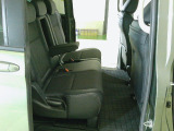 2列目はベンチシート仕様!3列目を格納しても5人乗車することができます!