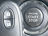 【キーレススタートシステム】カバンやポケットに入れたままでもドアの施錠・解錠が可能なスマートキーを装備。エンジンのオン・オフ時もカギを取り出す必要が無いからとっても便利です♪