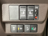 両側電動スライドドアは運転席から操作ができるよう、操作スイッチが付いています。Hondaセンシング用のVSA(ABS+TCS+横滑り抑制)解除とレーンキープアシストシステムなどのスイッチがあります。