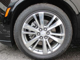 CONTINENTAL CROSSCONTACT 235/55/R20のタイヤを装備しております。