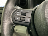 ステアリングにオーディオ操作スイッチが付いています。オーディオ画面に直接タッチしなくても操作が出来ますので、運転に集中できます。