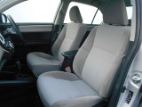 運転席は、ひじ掛け付きのシートでゆったり座れます!!