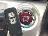【Hondaスマートキー】カバンやポケットに入れたままでもドアの施錠・解錠が可能なスマートキーを装備。エンジンのオン・オフ時もカギを取り出す必要が無いからとっても便利です♪