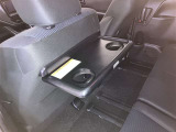 便利なシートバックテーブル