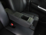 フロントシートセンターには格納式アームレストも付いています!!