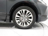 純正アルミホイールを装備しております、タイヤサイズは225/55R19です。