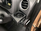 プッシュプル収納型の運転席・助手席ドリンクホルダー。近くて便利。エアコンの風でほんの少し温度をkeepも