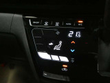 車内を年中快適に保ってくれるタッチパネル式オートエアコン。