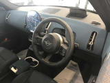 MINIの内装はとにかく『円』に拘ったデザインコンセプトが一目で伝わってきます。これほど円形に拘った車は他に御座いません。伝統のデザイン、トグルスイッチなど遊び心のある内装で御座います。