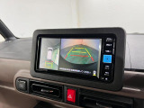 初めての場所でも安心して運転できますね。画面も見やすく、操作も簡単です。さらに、全周囲カメラも搭載されており、快適なドライブが可能ですね